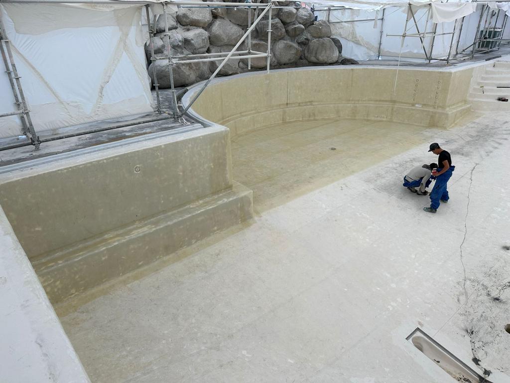 Ne vous inquiétez pas, nous sommes là pour vous. Que ce soit pour les revêtements d'étanchéité ou de résine de synthèse coulée, notre équipe d'étancheurs pour piscine intervient partout en France. Nous résolvons vos problèmes de fuite et vous permettons de profiter pleinement de votre piscine.