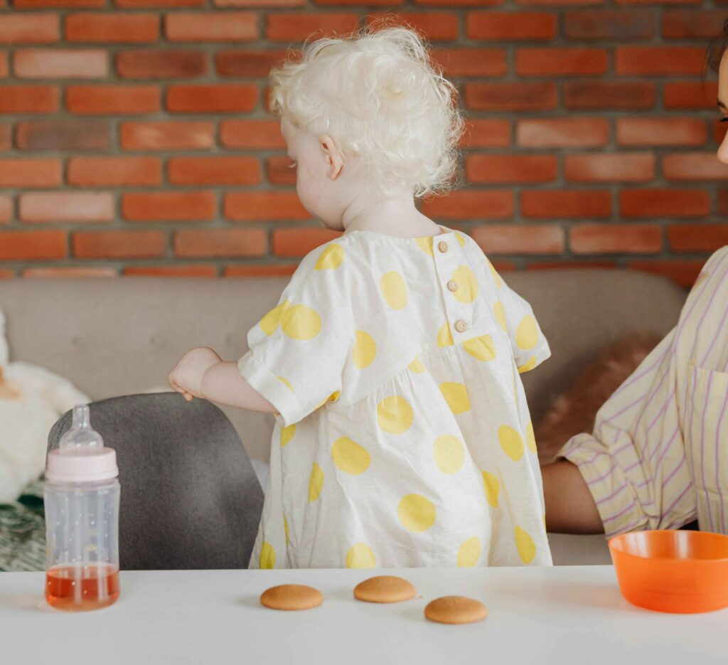 alt= personnage enfant -traitement shampoing naturel -in haircare L'eau de riz : Un allié naturel dans le soin des cheveux-routine-complete-pousse-in-out-3-mois- (5)